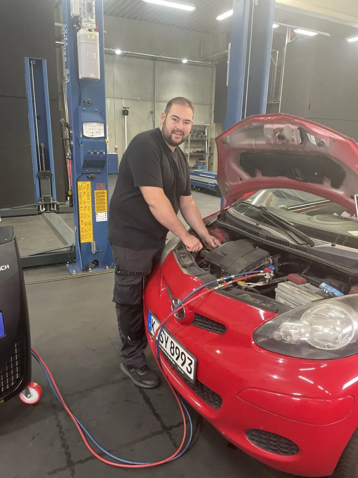 Klimaservice an einem Kleinwagen bei MKM Börs