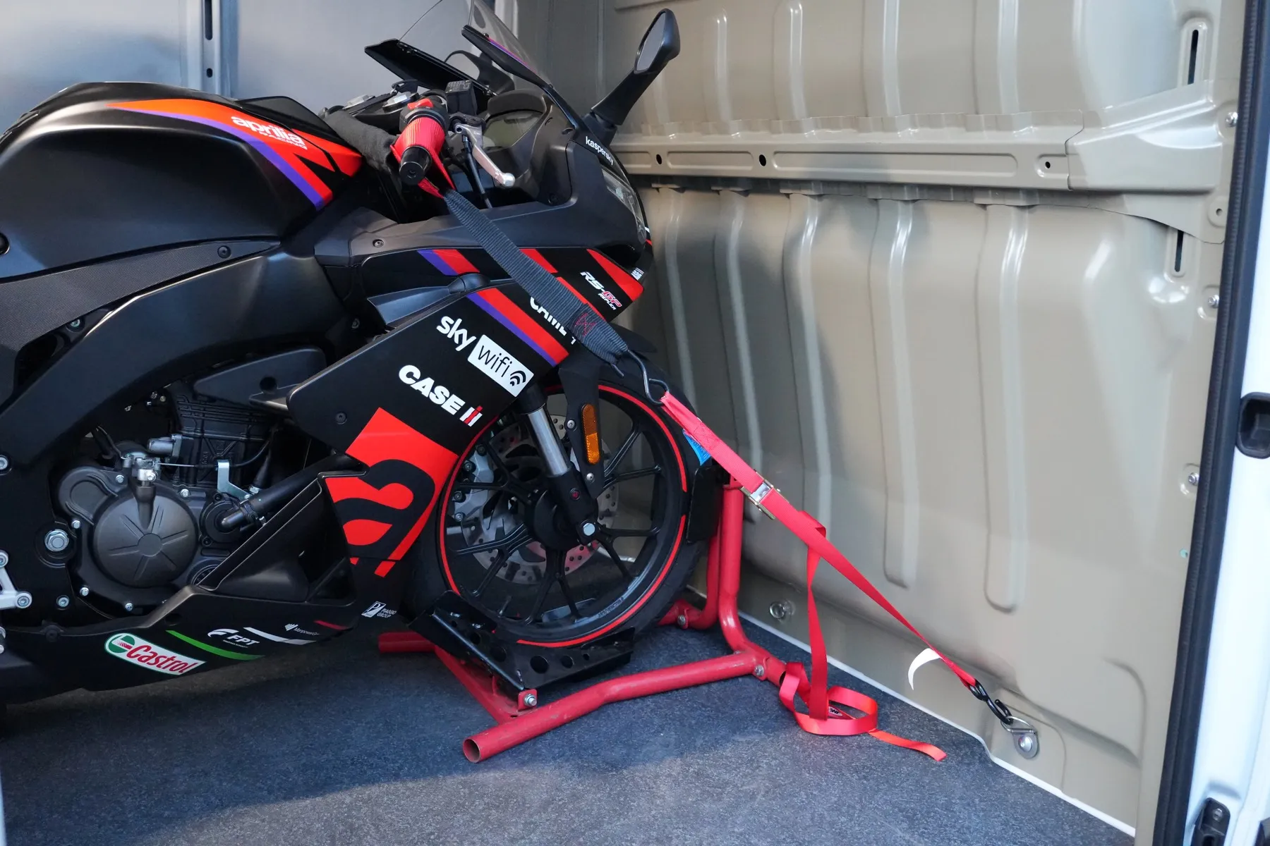 Motorrad im Radständer, mit Spanngurten im Transporter von MKM Börs gesichert